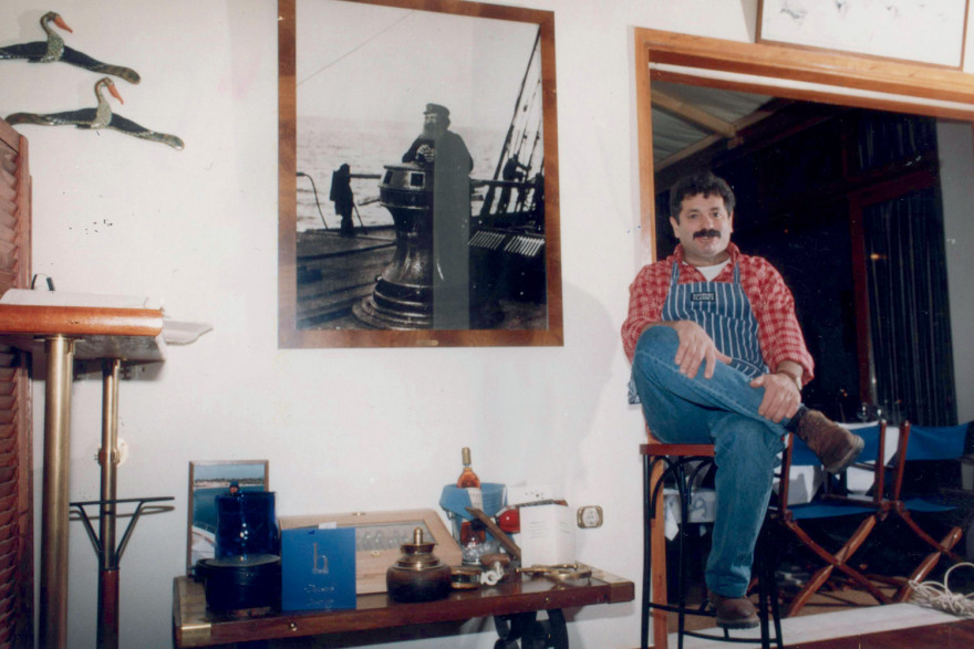 Ο Λευτέρης Λαζάρου ανοίγει το άλμπουμ της ζωής του