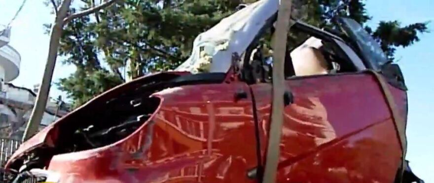 Αυτοκίνητο έπεσε από γέφυρα στις γραμμές του τρένου στην Κηφισιά 