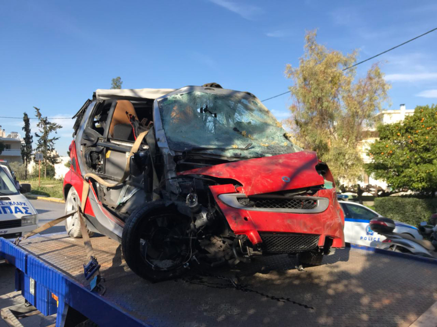 Αυτοκίνητο έπεσε από γέφυρα στις γραμμές του τρένου στην Κηφισιά 