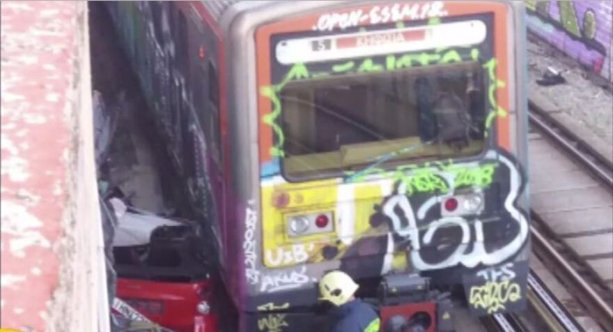 Αυτοκίνητο έπεσε από γέφυρα στις γραμμές του τρένου στην Κηφισιά 