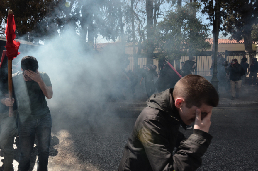Τα ΜΑΤ έριξαν χημικά σε δασκάλους και καθηγητές