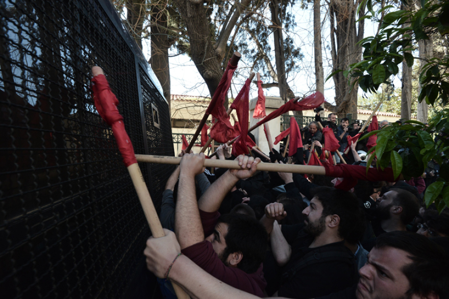 Τα ΜΑΤ έριξαν χημικά σε δασκάλους και καθηγητές