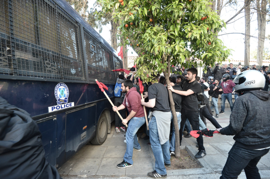Τα ΜΑΤ έριξαν χημικά σε δασκάλους και καθηγητές