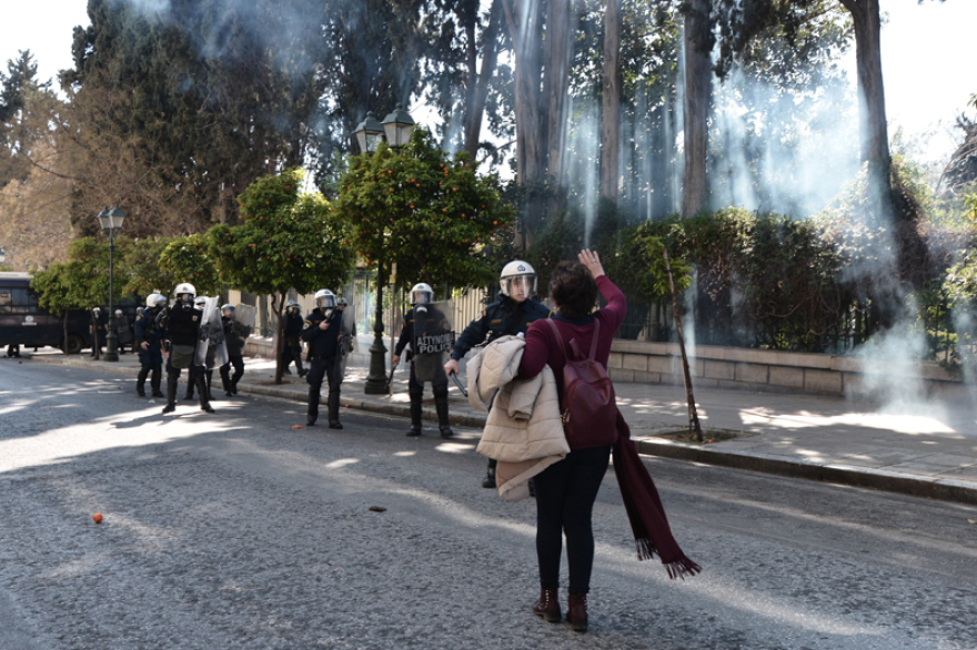 Τα ΜΑΤ έριξαν χημικά σε δασκάλους και καθηγητές