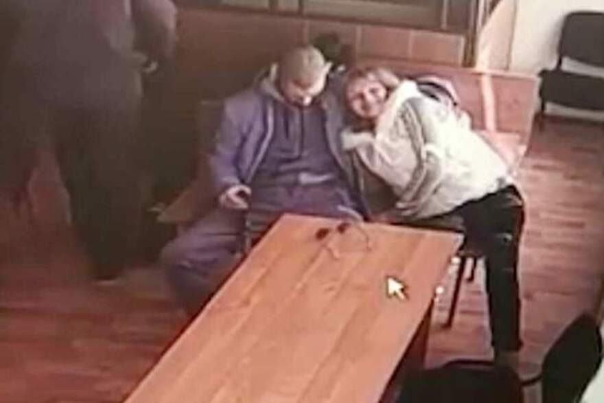 Ρωσίδα έκανε στοματικό σεξ στο φίλο της μέσα σε αίθουσα δικαστηρίου 