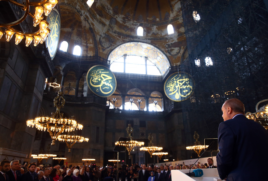 Προκαλεί και μέσα από την Αγιά Σοφιά ο Ερντογάν
