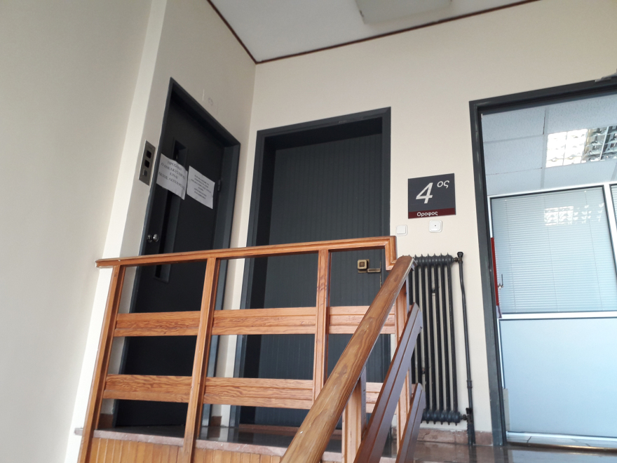 Στο 4ωροφο κτίριο της ΔΟΥ Χολαργού δεν λειτουργούν τα ασανσέρ