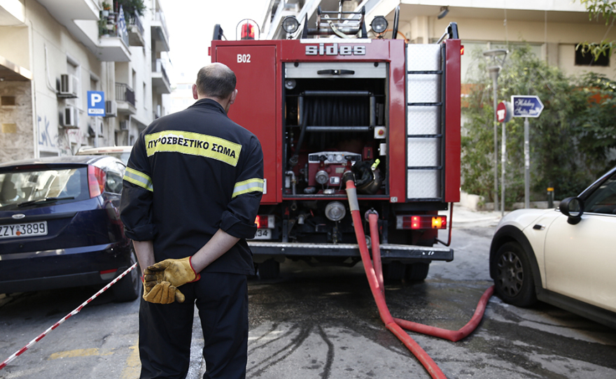 Βίντεο και φωτογραφίες: Κινητικά προβλήματα είχε ο 60χρονος που κάηκε ζωντανός στο διαμέρισμά του στον Πειραιά 