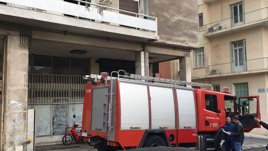 Βίντεο και φωτογραφίες: Κινητικά προβλήματα είχε ο 60χρονος που κάηκε ζωντανός στο διαμέρισμά του στον Πειραιά 