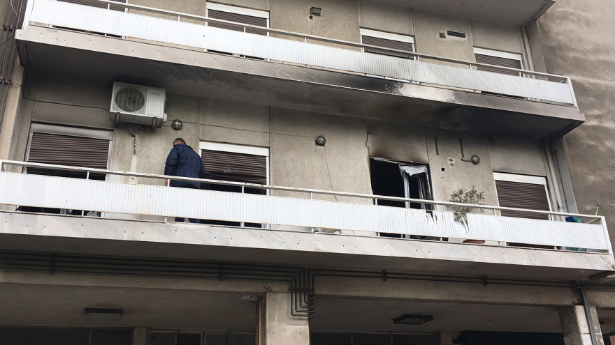 Βίντεο και φωτογραφίες: Κινητικά προβλήματα είχε ο 60χρονος που κάηκε ζωντανός στο διαμέρισμά του στον Πειραιά 