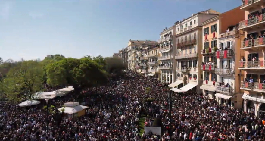 Κέρκυρα: Εντυπωσιακές φωτογραφίες από το έθιμο με τους «Μπότηδες» 