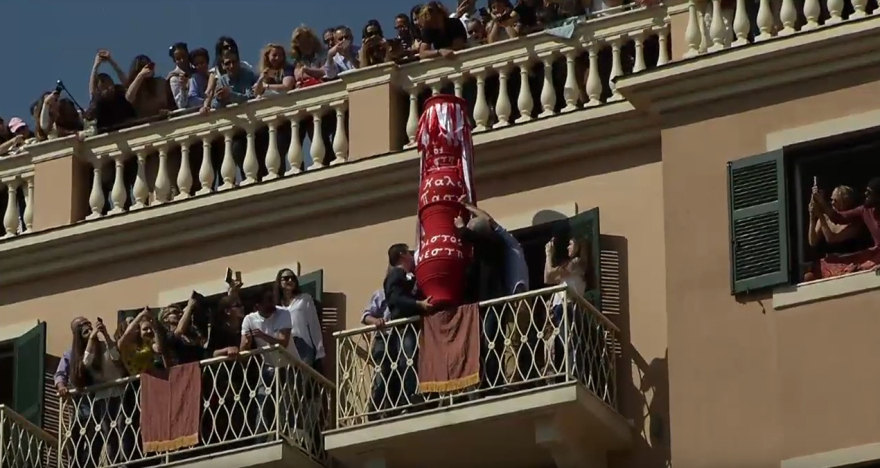 Κέρκυρα: Εντυπωσιακές φωτογραφίες από το έθιμο με τους «Μπότηδες» 