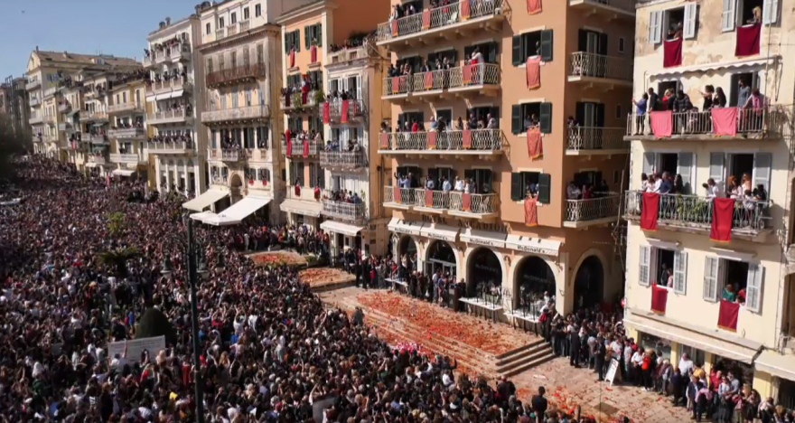 Κέρκυρα: Εντυπωσιακές φωτογραφίες από το έθιμο με τους «Μπότηδες» 