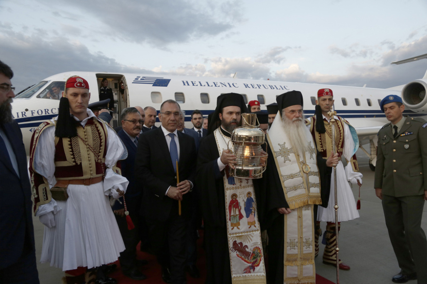 Βίντεο: Στην Ελλάδα το Άγιο Φως - Η άφιξη στην Εξαρχία του Παναγίου Τάφου