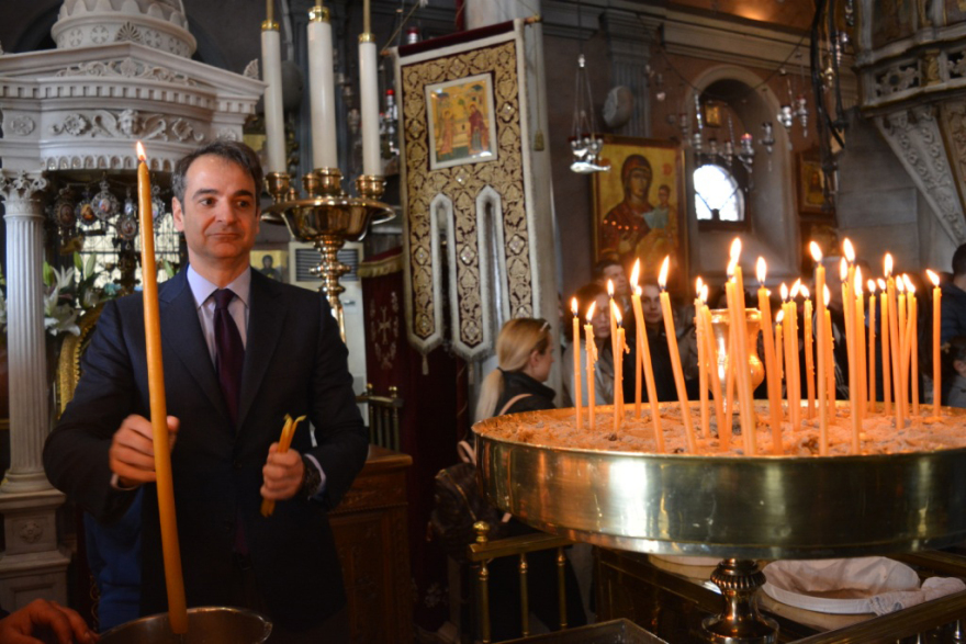 Φωτογραφίες: Ο Κυριάκος Μητσοτάκης στην πρώτη Ανάσταση στην Τήνο