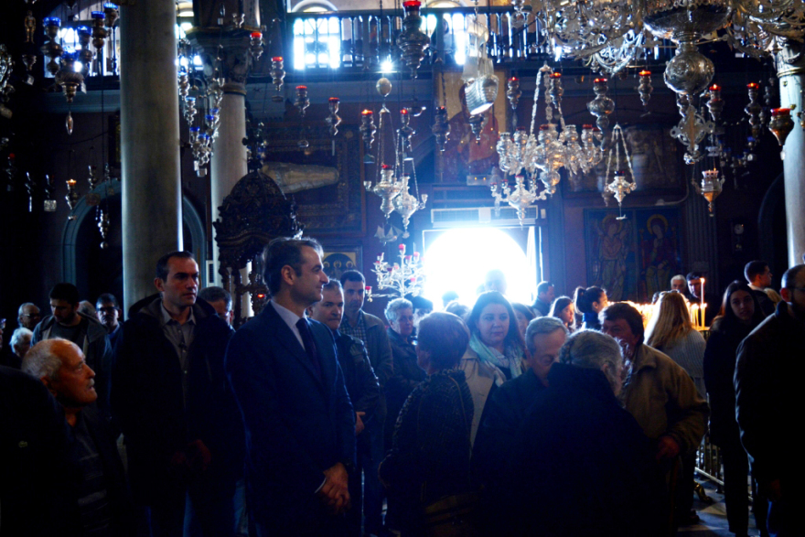 Φωτογραφίες: Ο Κυριάκος Μητσοτάκης στην πρώτη Ανάσταση στην Τήνο