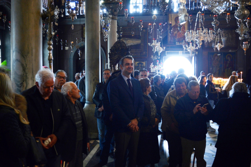 Φωτογραφίες: Ο Κυριάκος Μητσοτάκης στην πρώτη Ανάσταση στην Τήνο