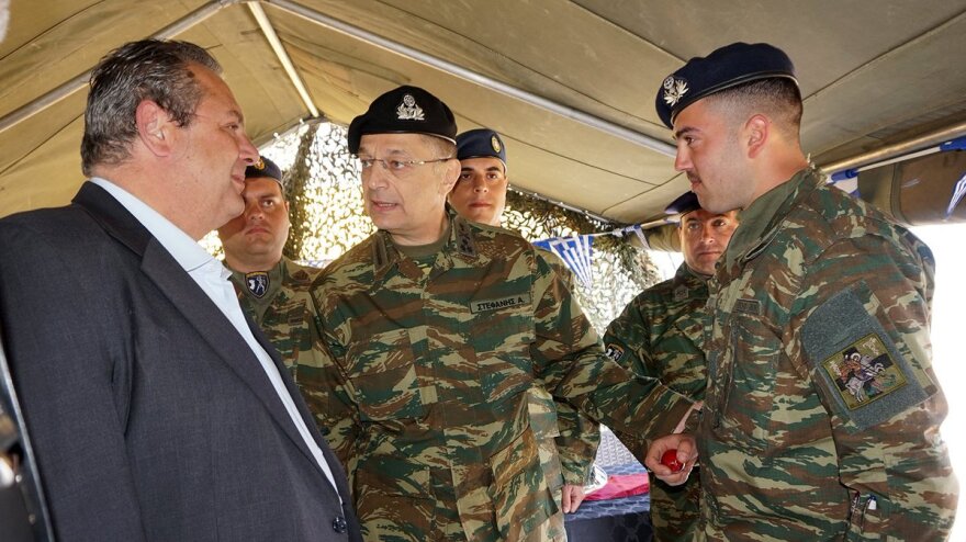 Διαταγή Καμμένου: Δύο κενές θέσεις για τους «κρατούμενους» στρατιωτικούς στο πασχαλινό τραπέζι των στρατοπέδων