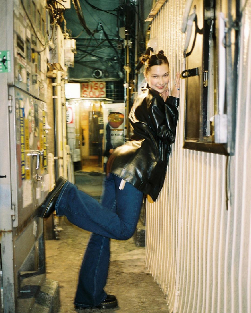 Η Bella Hadid φωτογραφίζεται με τα εσώρουχα της στο Τόκιο