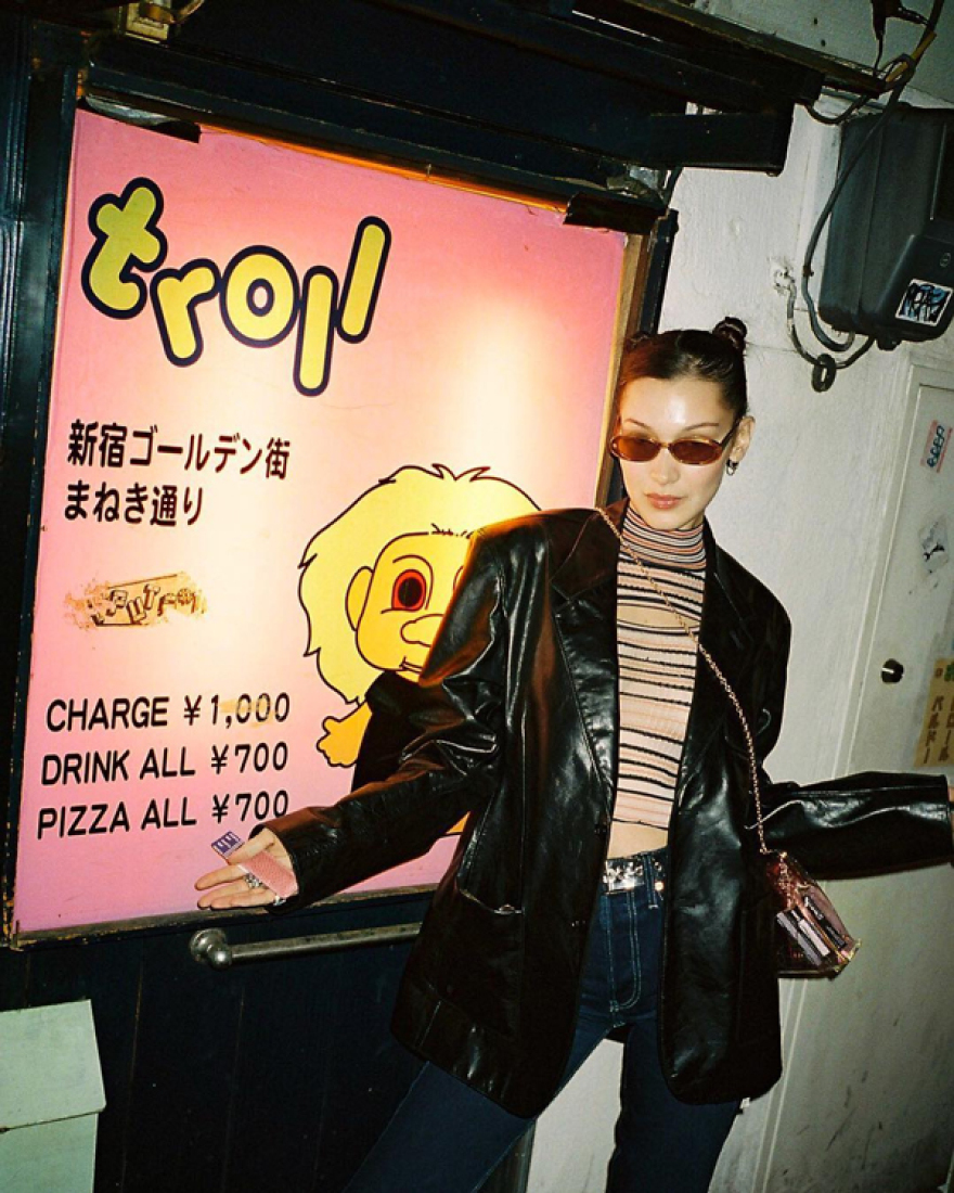Η Bella Hadid φωτογραφίζεται με τα εσώρουχα της στο Τόκιο