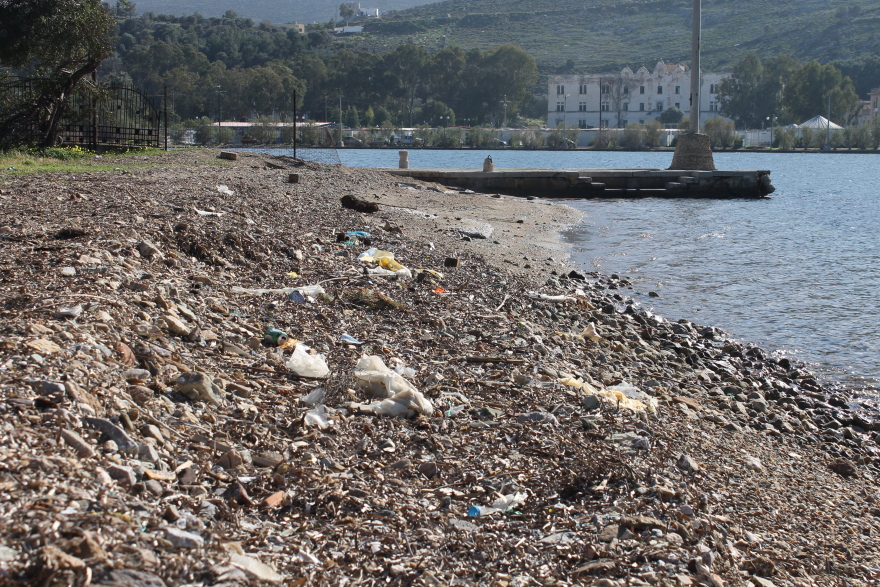 Πρόσφυγες καθαρίζουν τις παραλίες της Λέρου