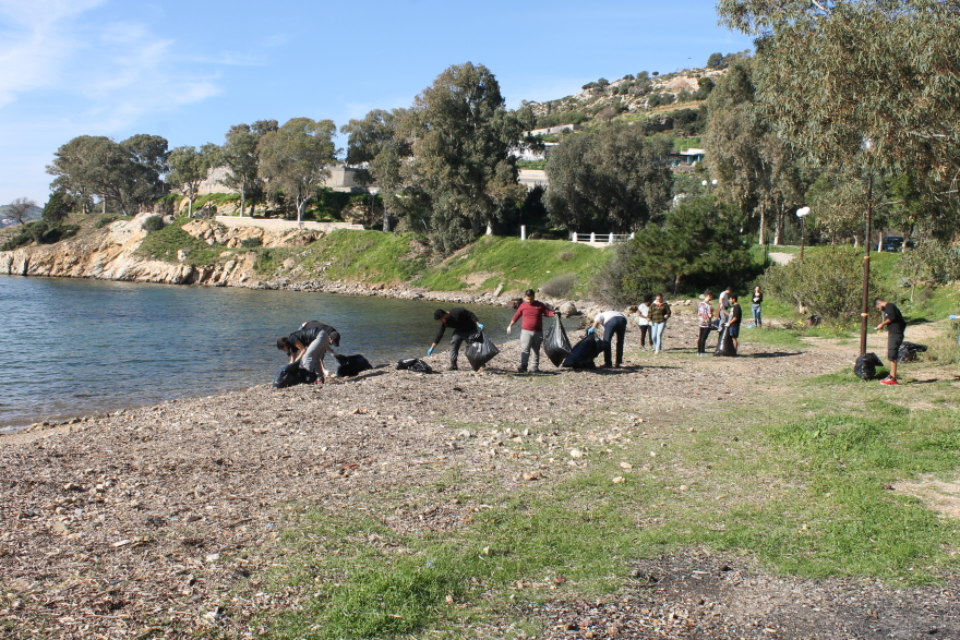 Πρόσφυγες καθαρίζουν τις παραλίες της Λέρου