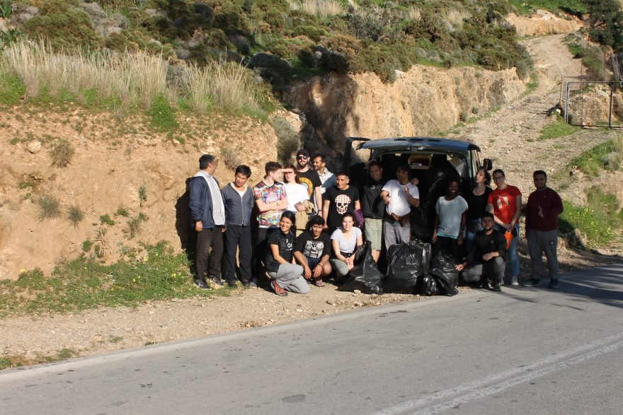 Πρόσφυγες καθαρίζουν τις παραλίες της Λέρου