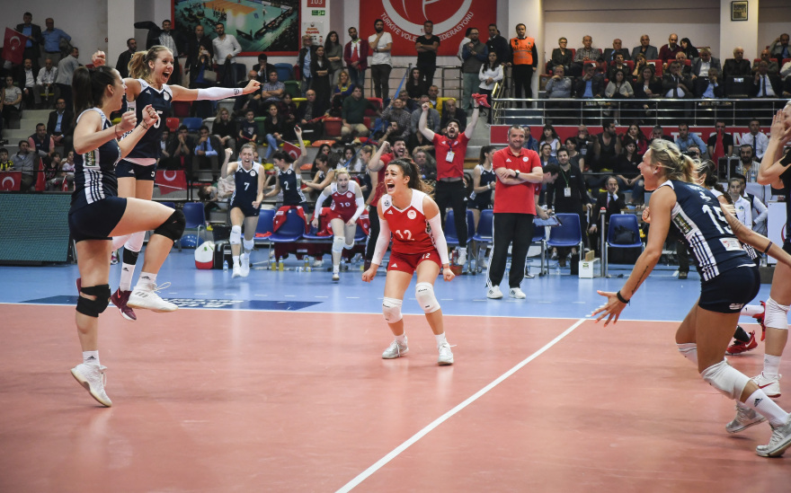 Βόλεϊ: Τα κορίτσια του Ολυμπιακού «άλωσαν» την Προύσα και κατέκτησαν το Challenge Cup!