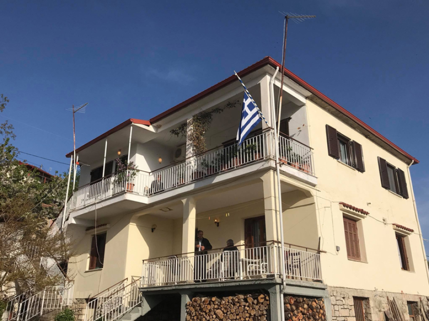 Σε λαϊκό προσκύνημα η σορός του ήρωα σμηναγού - Μεσίστιες οι σημαίες στο Μορφοβούνι