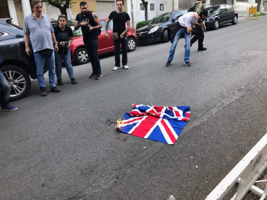 Διαδηλωτές του KKE έκαψαν τη γαλλική, την αμερικανική και τη βρετανική σημαία σε συγκέντρωση κατά της επίθεσης στη Συρία