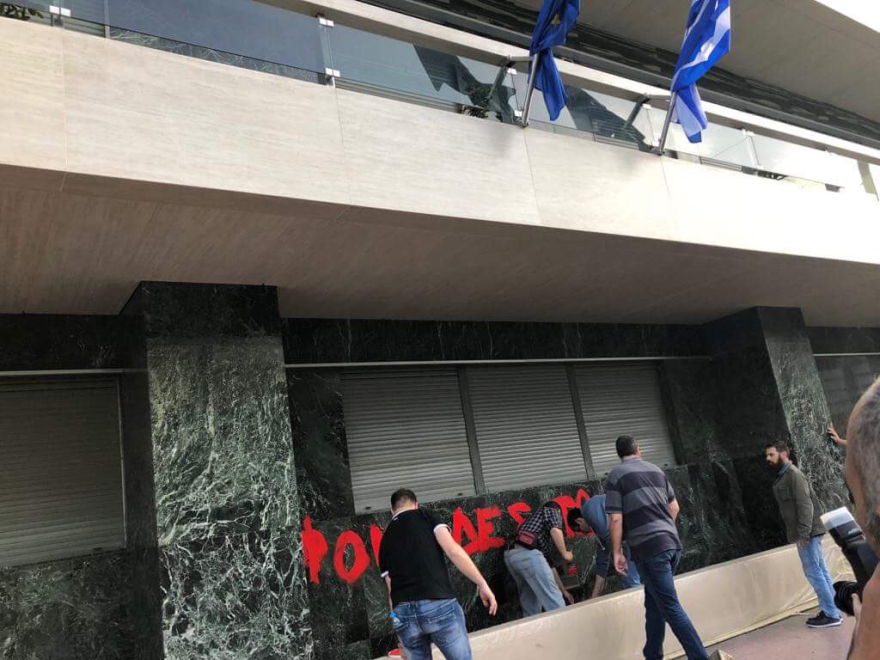 Διαδηλωτές του KKE έκαψαν τη γαλλική, την αμερικανική και τη βρετανική σημαία σε συγκέντρωση κατά της επίθεσης στη Συρία