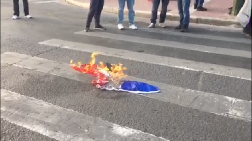 Διαδηλωτές του KKE έκαψαν τη γαλλική, την αμερικανική και τη βρετανική σημαία σε συγκέντρωση κατά της επίθεσης στη Συρία