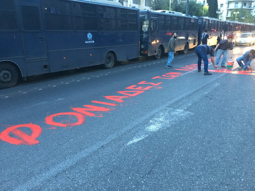 Διαδηλωτές του KKE έκαψαν τη γαλλική, την αμερικανική και τη βρετανική σημαία σε συγκέντρωση κατά της επίθεσης στη Συρία