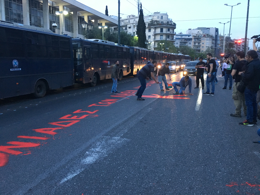 Διαδηλωτές του KKE έκαψαν τη γαλλική, την αμερικανική και τη βρετανική σημαία σε συγκέντρωση κατά της επίθεσης στη Συρία