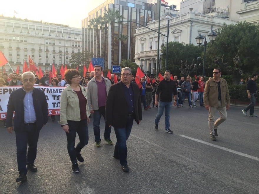 Διαδηλωτές του KKE έκαψαν τη γαλλική, την αμερικανική και τη βρετανική σημαία σε συγκέντρωση κατά της επίθεσης στη Συρία