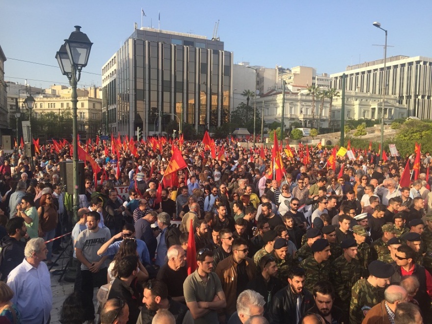 Διαδηλωτές του KKE έκαψαν τη γαλλική, την αμερικανική και τη βρετανική σημαία σε συγκέντρωση κατά της επίθεσης στη Συρία