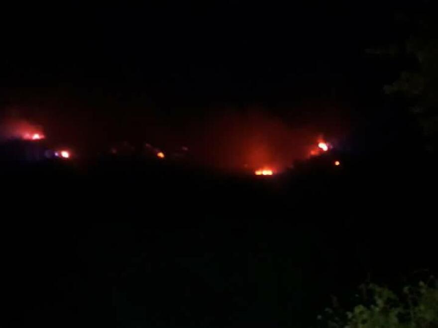 Βίντεο: Ανεξέλεγκτη η φωτιά στην Ηλεία - Στη Σκιλλουντία οι φλόγες έφτασαν στα σπίτια 