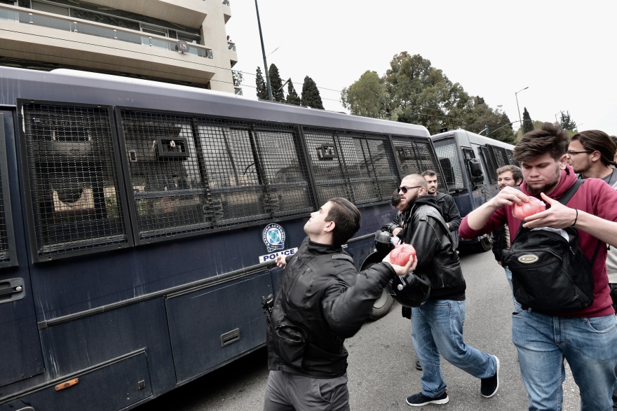 Ξύλο και τραυματίες στους φοιτητές που επιχείρησαν να κατεβάσουν το άγαλμα του Τρούμαν