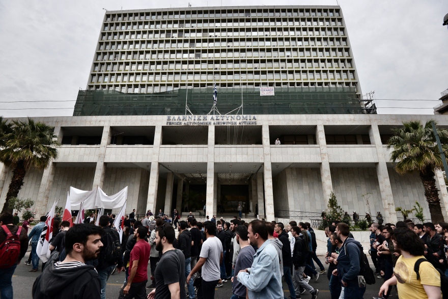 Ξύλο και τραυματίες στους φοιτητές που επιχείρησαν να κατεβάσουν το άγαλμα του Τρούμαν