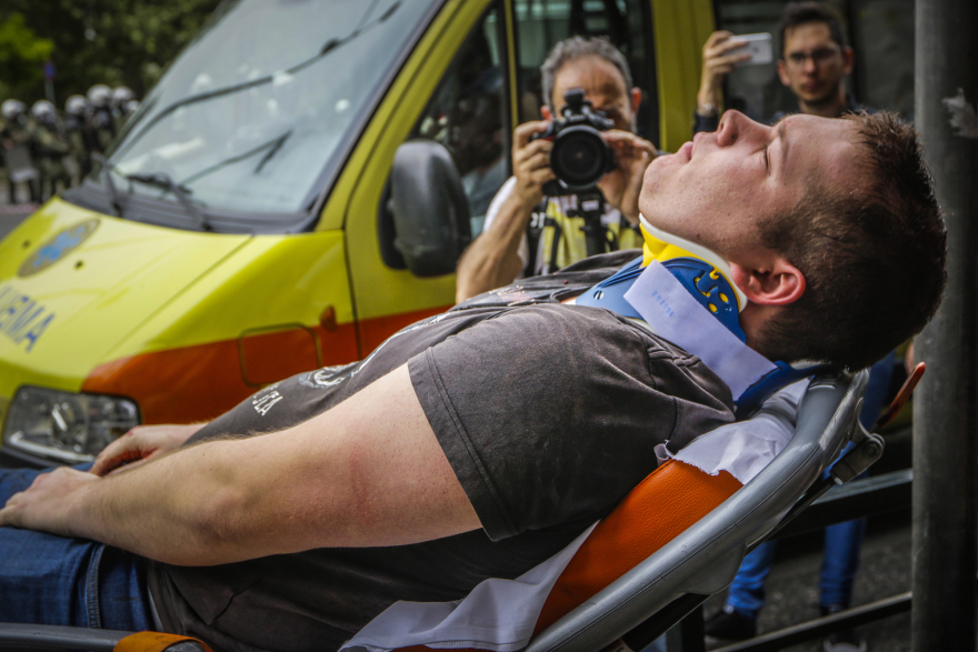 Ξύλο και τραυματίες στους φοιτητές που επιχείρησαν να κατεβάσουν το άγαλμα του Τρούμαν