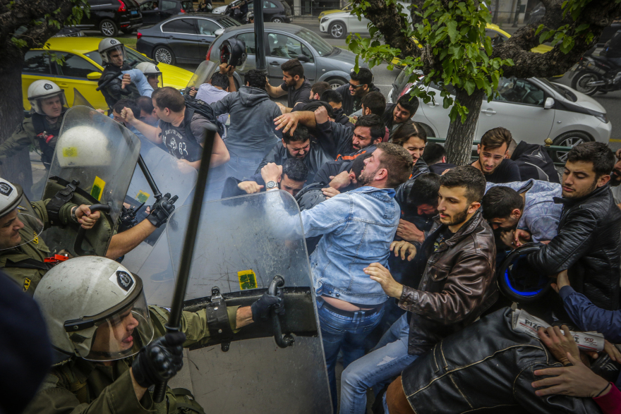 Ξύλο και τραυματίες στους φοιτητές που επιχείρησαν να κατεβάσουν το άγαλμα του Τρούμαν