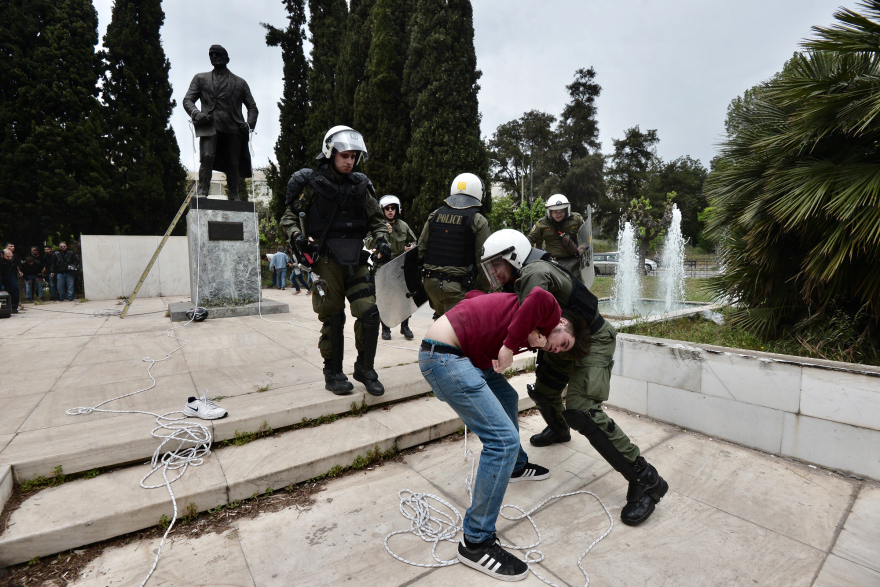 Ξύλο και τραυματίες στους φοιτητές που επιχείρησαν να κατεβάσουν το άγαλμα του Τρούμαν