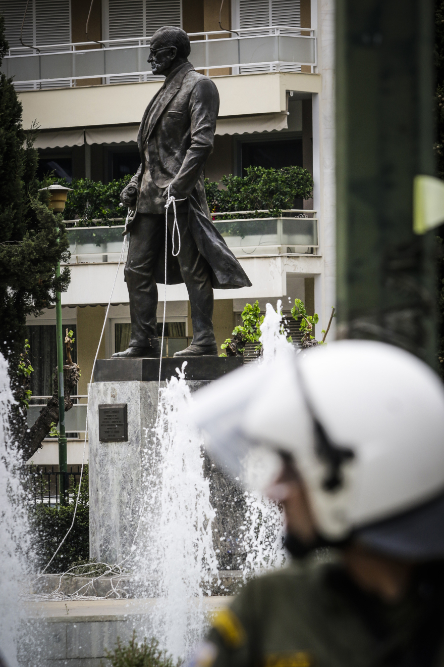 Ξύλο και τραυματίες στους φοιτητές που επιχείρησαν να κατεβάσουν το άγαλμα του Τρούμαν