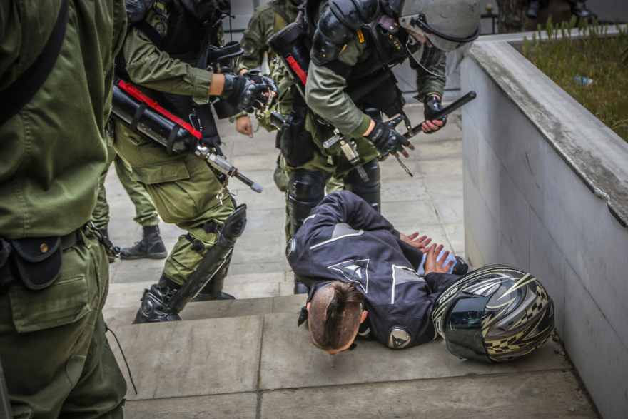 Ξύλο και τραυματίες στους φοιτητές που επιχείρησαν να κατεβάσουν το άγαλμα του Τρούμαν