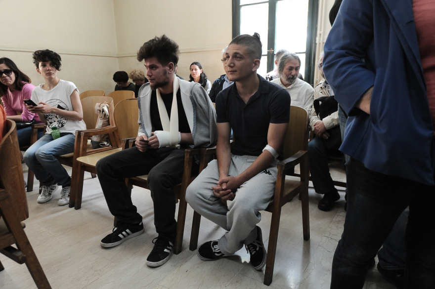 Βίντεο: Ένταση στην Ευελπίδων όταν έφτασαν οι συλληφθέντες από τα χθεσινά επεισόδια 