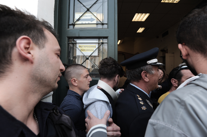 Βίντεο: Ένταση στην Ευελπίδων όταν έφτασαν οι συλληφθέντες από τα χθεσινά επεισόδια 