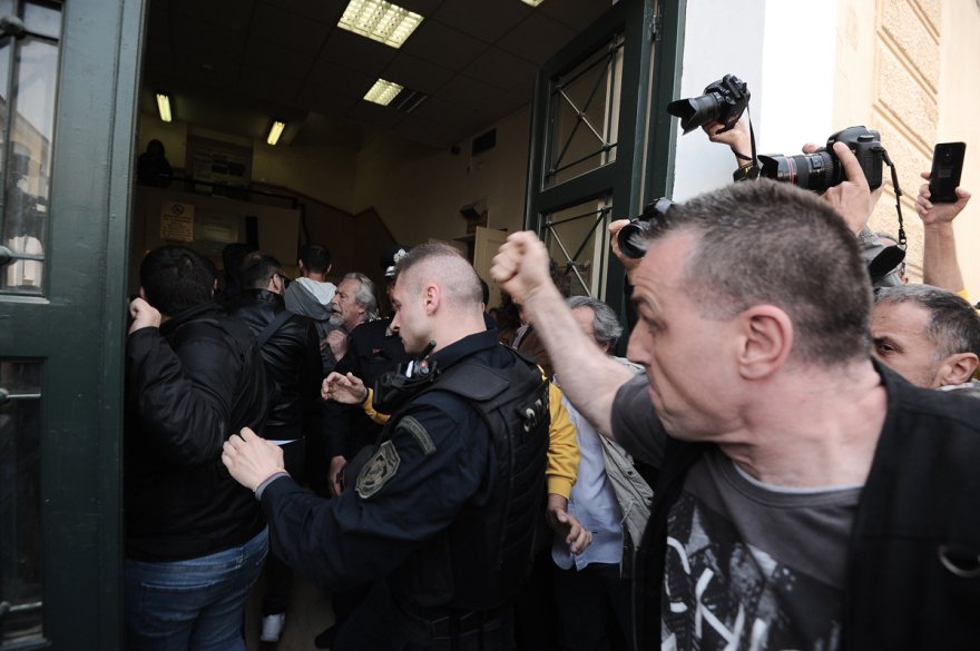 Βίντεο: Ένταση στην Ευελπίδων όταν έφτασαν οι συλληφθέντες από τα χθεσινά επεισόδια 