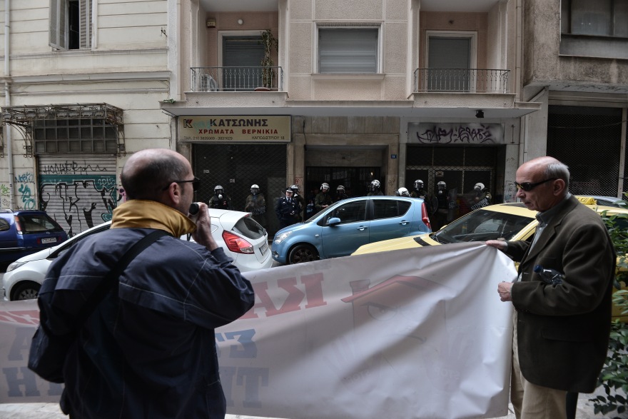 Συγκέντρωση της Λαϊκής Ενότητας σε συμβολαιογραφείο στην οδό Καποδιστρίου 