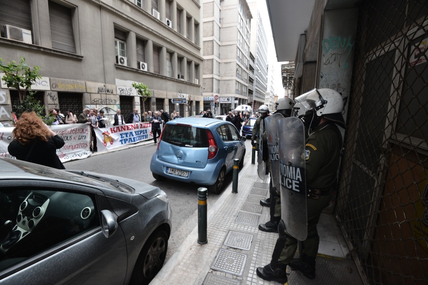 Συγκέντρωση της Λαϊκής Ενότητας σε συμβολαιογραφείο στην οδό Καποδιστρίου 