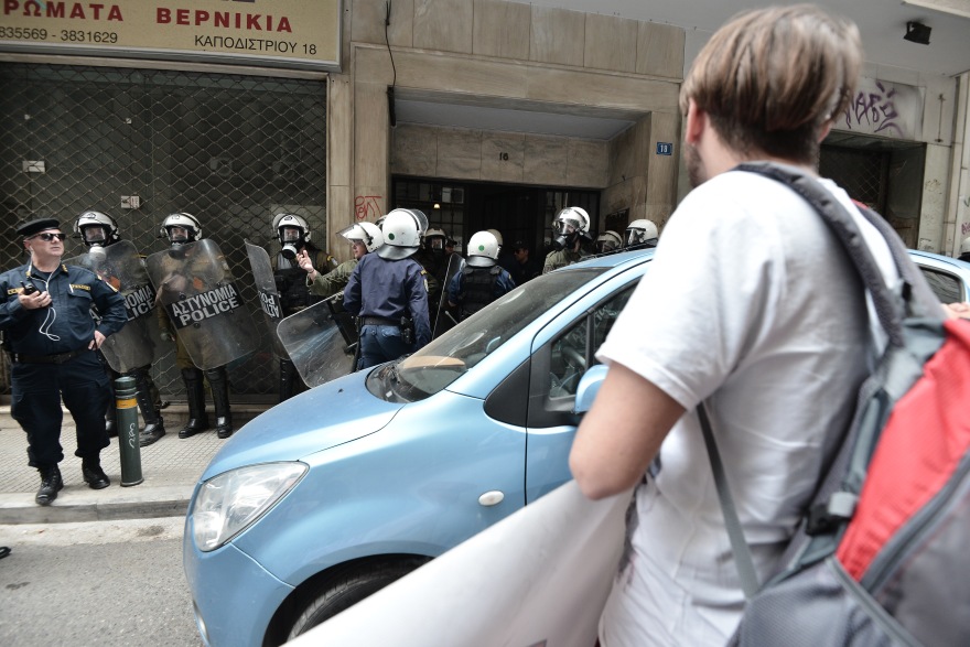 Συγκέντρωση της Λαϊκής Ενότητας σε συμβολαιογραφείο στην οδό Καποδιστρίου 